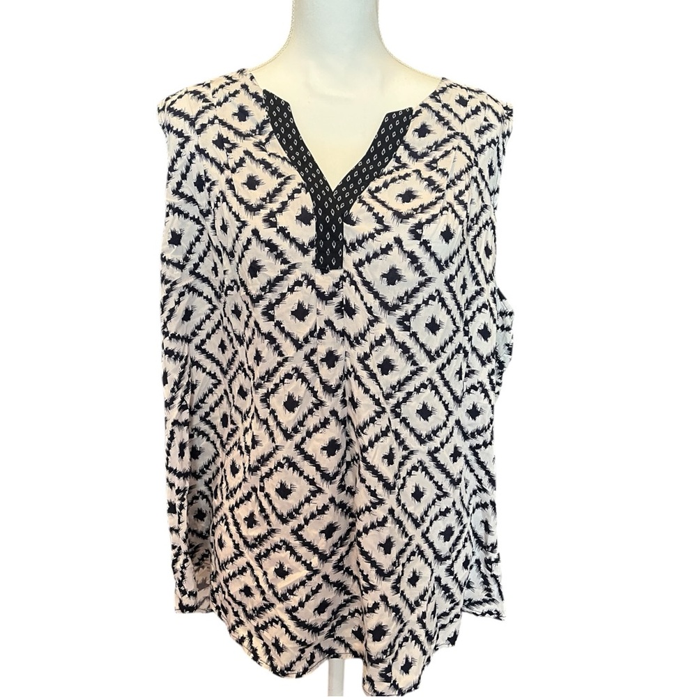 Skies Are Blue‎ White and Blue Sleeveless Graphic Blouse